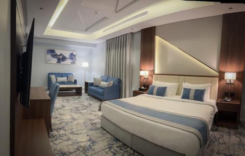 a hotel room with a large bed and a couch at فندق ليفيل ناين Level Nine Hotel in Jeddah