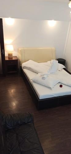 - un lit dans une chambre avec une chemise blanche dans l'établissement Apartament Slanic Moldova, à Slănic-Moldova