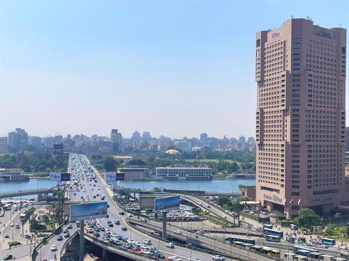 una gran ciudad con una autopista y un edificio alto en Isis Hostel 2, en El Cairo
