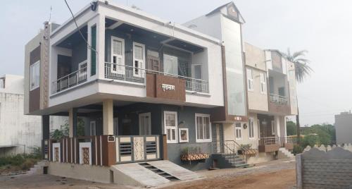 Un edificio con balcones a los lados. en Sukh Sagar Homestay, en Chittorgarh