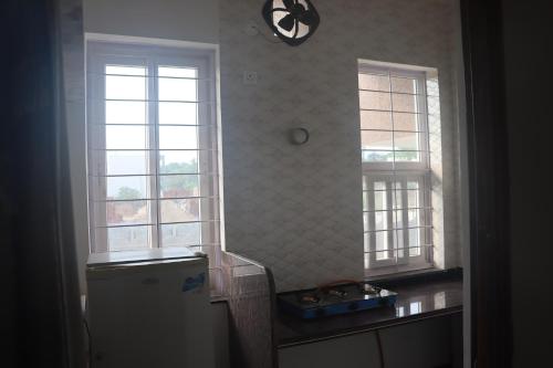 Una cocina o zona de cocina en Sukh Sagar Homestay