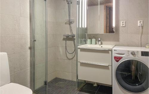 y baño con ducha y lavadora. en Amazing Apartment In Sjusjen With House A Panoramic View en Sjusjøen