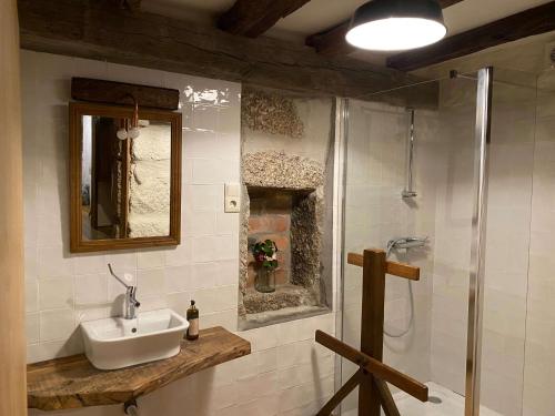 ein Bad mit einem Waschbecken und einer Dusche in der Unterkunft Quinta do Rapozinho in Cabeceiras de Basto