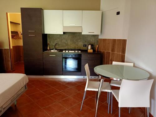 a kitchen with a table and chairs in a room at Sal&Love apt in Porto Antigo in Santa Maria