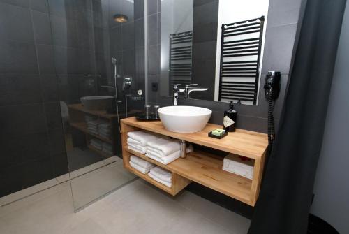uma casa de banho com um lavatório e um chuveiro em Fingerprint Tree Apartments - Original em Zagreb