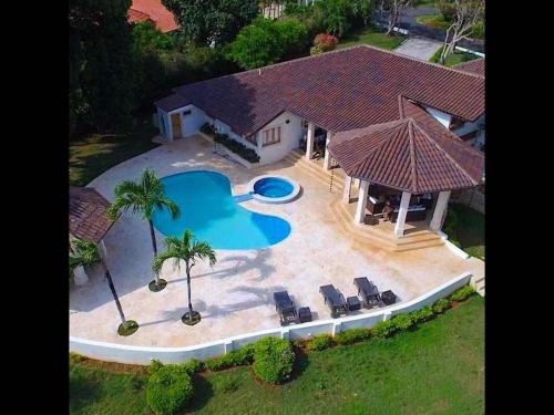 Výhled na bazén z ubytování Srvittinivillas Cjl41 Gre8 Loc Open Villa Family and Team CasadCampo Villas nebo okolí