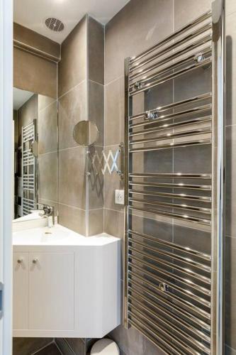 une salle de bain avec douche et lavabo dans l'établissement On la Croisette - 2 beds 2 baths, à Cannes