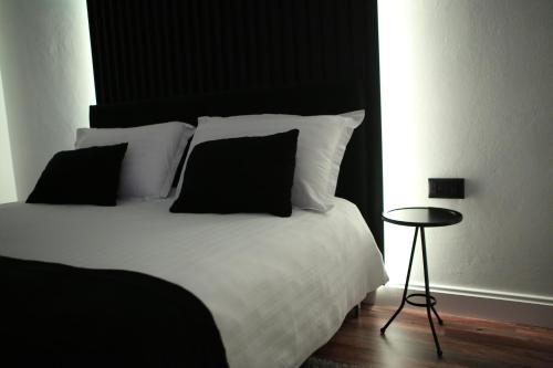 Postel nebo postele na pokoji v ubytování Dark Boutique Hotel