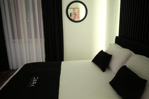 Postel nebo postele na pokoji v ubytování Dark Boutique Hotel