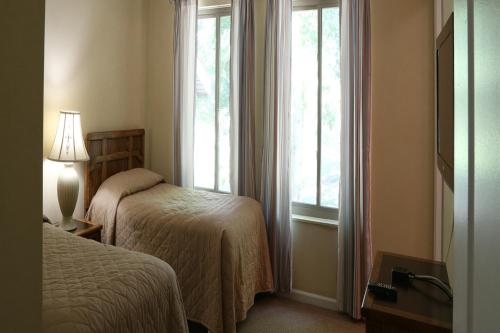 摩根敦的住宿－Lakeview Golf Resort Townhouses，酒店客房设有两张床和窗户。