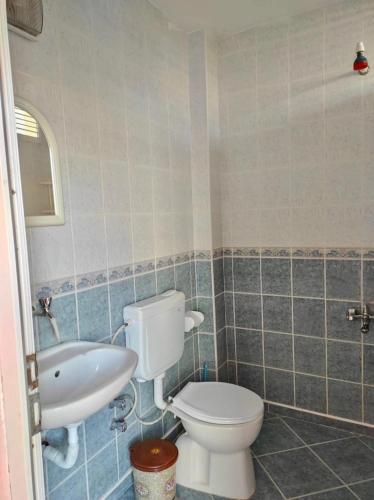 a bathroom with a toilet and a sink at Yalçın Pansiyon in Silifke
