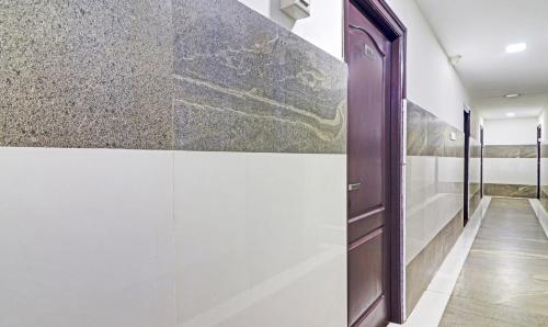 a hallway with a purple door and a wall at Itsy Hotels Infinity, Hitech City in Hyderabad