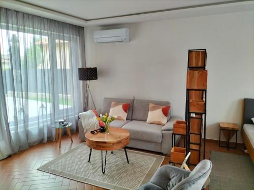 Posedenie v ubytovaní Sakura Studio Apartment