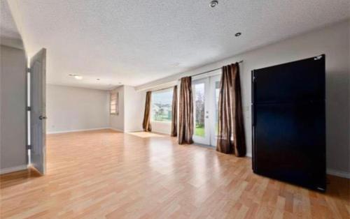Chestermere room with King sized bed – Photos 3