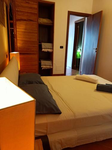 a bedroom with a large bed with a wooden wall at Sal&Love apt in Porto Antigo in Santa Maria