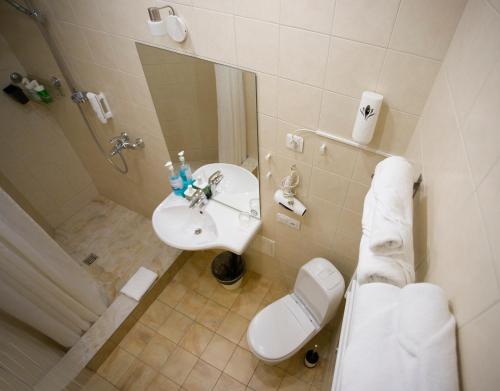 Ett badrum på VENETA Rooms
