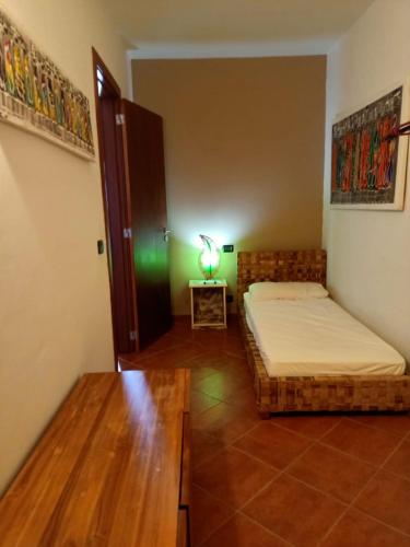 a bedroom with a bed and a table with a lamp at Sal&Love apt in Porto Antigo in Santa Maria