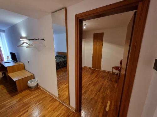 espejo grande en una habitación con suelo de madera en Hotel Villa Strassoldo "Ex Attianese Hotel Restaurant" en Cervignano del Friuli