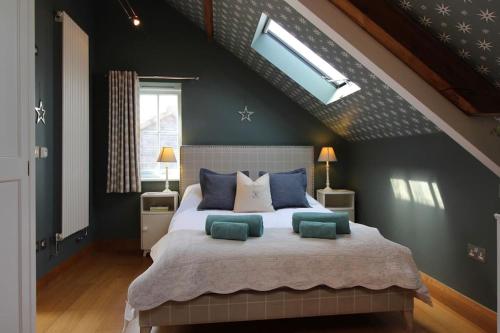 sypialnia z dużym łóżkiem z niebieskimi poduszkami w obiekcie The Old Methodist Chapel w mieście Great Massingham