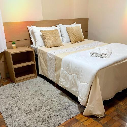 Siqueira Campos的住宿－Grande Hotel Minas Gerais，卧室配有一张带白色床单和枕头的大床。