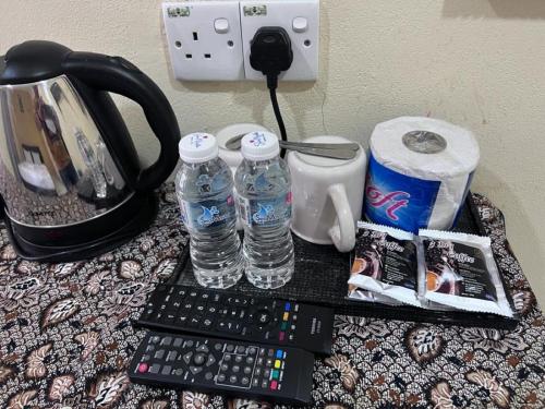 Příslušenství pro přípravu čaje a kávy v ubytování Dhania Cenang Beach Motel