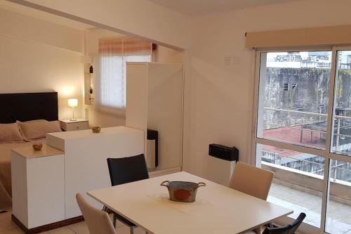 a kitchen and living room with a table and chairs at Departamento luminoso amplio y silencioso. in Rosario