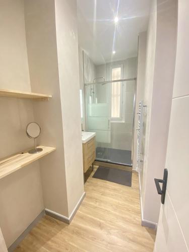 une salle de bain avec une baignoire, un lavabo et un miroir dans l'établissement La Clé Clim, Wifi, Vue Port et Balcon, à Toulon