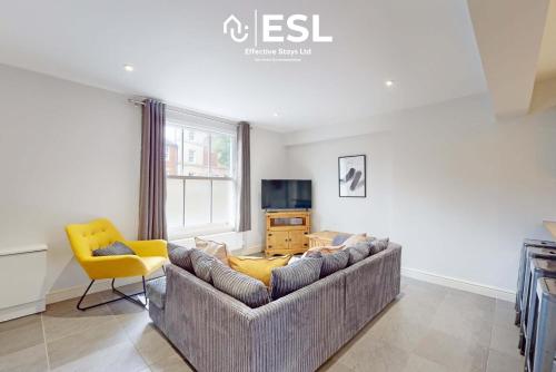 Televiisor ja/või meelelahutuskeskus majutusasutuses 5 Bedroom House - Ideal for Groups & Contractors