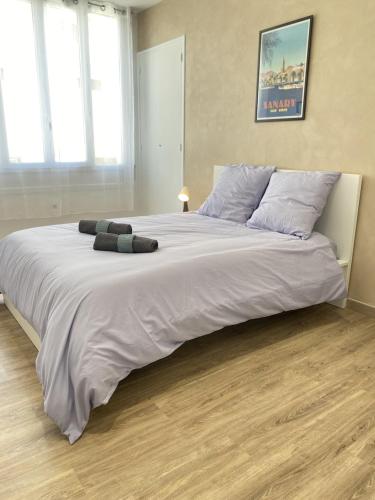 Elle comprend un grand lit avec des draps et des oreillers blancs. dans l'établissement La Clé Clim, Wifi, Vue Port et Balcon, à Toulon