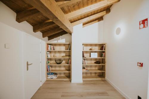 a hallway with wooden ceilings and bookshelves at Casa La Picuda in San Vicente de la Sonsierra