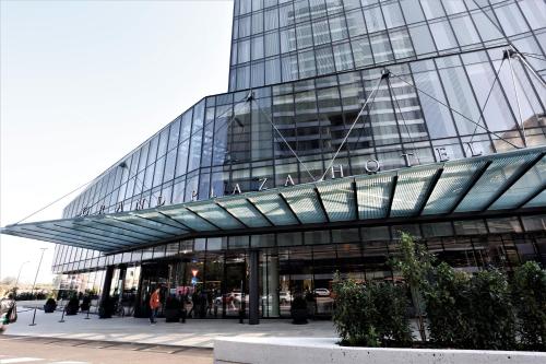 ein großes Glasgebäude mit einem Schild darauf in der Unterkunft Grand Plaza Hotel & Congress Center in Ljubljana