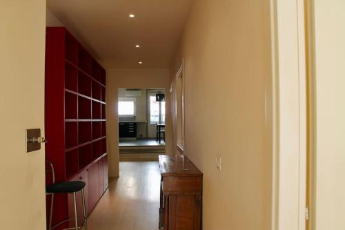 korytarz z czerwonymi drzwiami i korytarz ze stołem w obiekcie Modern 3BR Near Santa Maria Novella Station we Florencji