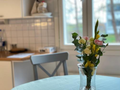 a vase of flowers sitting on a table at Porvoon Kartanonpuisto in Porvoo