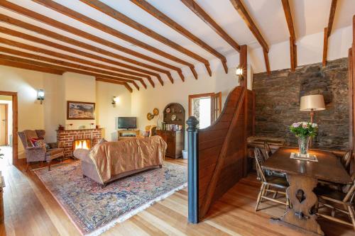 een woonkamer met een bank en een tafel bij Chapelton Coachman's Cottage in Kirkcudbright