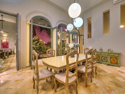 a dining room with a table and chairs at Casona 66 Merida Boutique Hotel in Mérida
