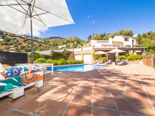 a villa with a swimming pool and a house at Cubo's Villa La Gitanilla in Mijas