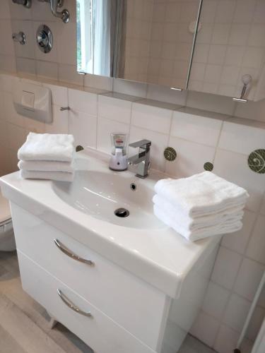 a bathroom with a white sink and a mirror at Ferienwohnung Benvenuto in Bad Harzburg