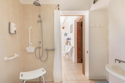 La salle de bains est pourvue d'une douche et d'un lavabo. dans l'établissement Au Petit Pédegouaty, à Heugas
