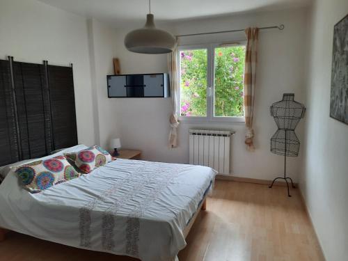 une chambre avec un lit et une fenêtre dans l'établissement MAISON/PISCINE 5mn de Bayonne 12 de Biarritz, à Mouguerre