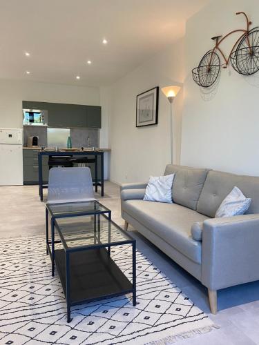 un salon avec un canapé et une table dans l'établissement La Clé - Climatisation - Wifi - Port et Gare, à Toulon