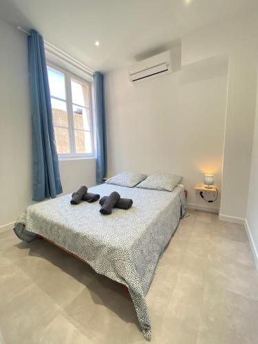 une chambre avec un lit et une fenêtre dans l'établissement La Clé - Climatisation - Wifi - Port et Gare, à Toulon