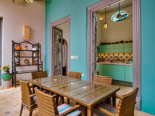 a dining room with a table and chairs at Casona 66 Merida Boutique Hotel in Mérida