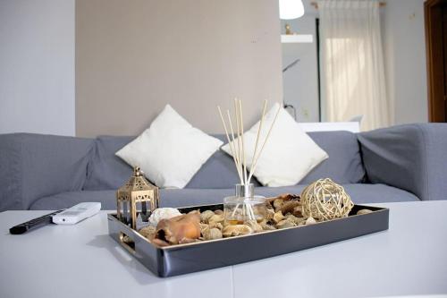 ein Tablett mit Steinen auf einem Tisch vor einer Couch in der Unterkunft Cozy Apartment In The Heart Of The City in Iraklio