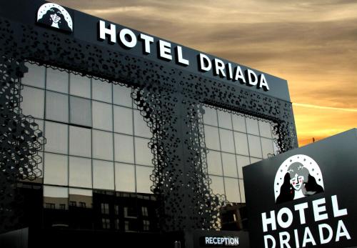 um edifício com uma placa para um búfalo de hotel em Hotel Driada em Gjakove