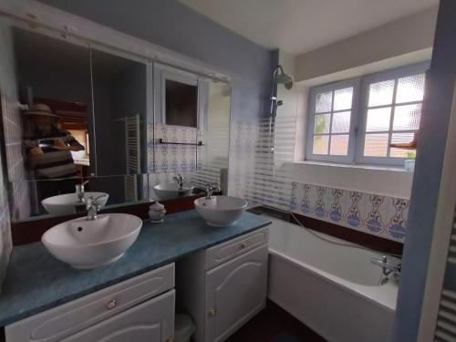 baño con 2 lavabos y espejo grande en Domaine de La Croisée Verte, 3 maisons au coeur du Périgord, en Veyrines-de-Vergt