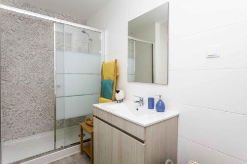 ein Bad mit einem Waschbecken und einer Dusche in der Unterkunft BRANDNEW Designer's 2-bed Apartment Lisbon 1011D in Lissabon