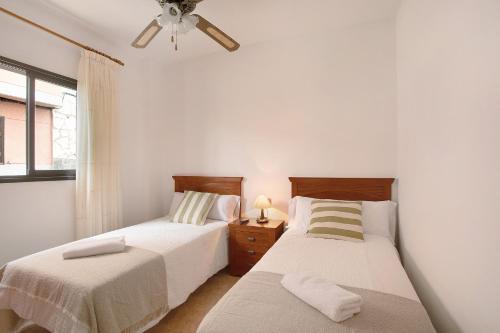 1 Schlafzimmer mit 2 Betten und einem Fenster in der Unterkunft Casa Nanda in Fasnia