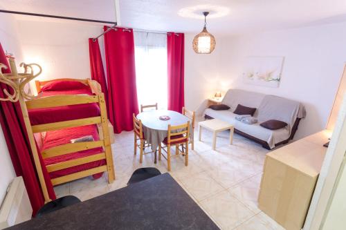  Velasquez Pedrous -  Room  picture :    Bath    TV    Kitchenette                            