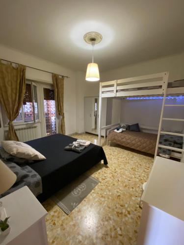 ローマにあるAppartamento Locazione Turisticaのベッドルーム1室(黒いベッド1台、二段ベッド1組付)