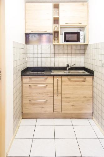  Velasquez Pedrous -  Room  picture :   Bath    TV    Kitchenette                           